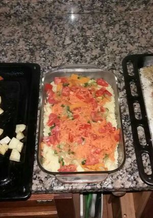 Una foto de Pollo a la sal con papas y ensalada de couscous con verduras