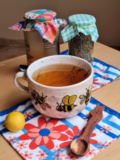 Una foto de Infusión de tomillo 🍵 con miel y limón 🍯 🐝 🍋