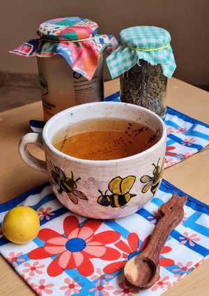 Una foto de Infusión de tomillo 🍵 con miel y limón 🍯 🐝 🍋