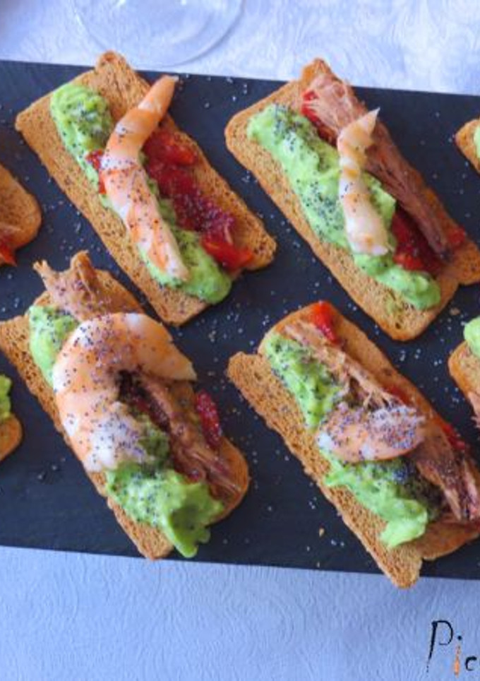 Una foto de Aperitivo de guacamole con caballa