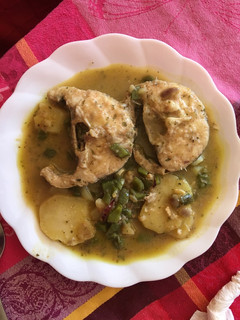 Una foto de Merluza con salsa y patatas