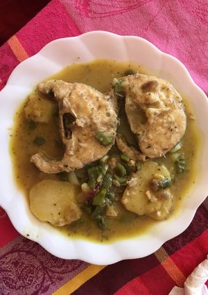 Una foto de Merluza con salsa y patatas