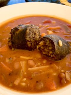 Una foto de Potaje de alubias con ajos tiernos y morcilla