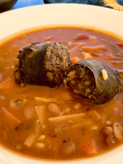 Una foto de Potaje de alubias con ajos tiernos y morcilla
