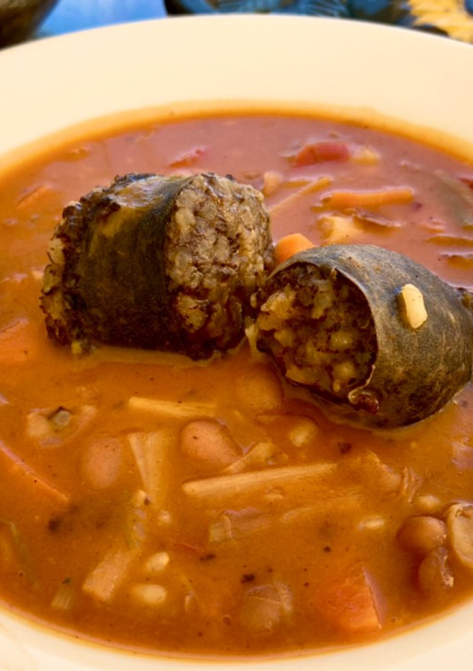 Una foto de Potaje de alubias con ajos tiernos y morcilla
