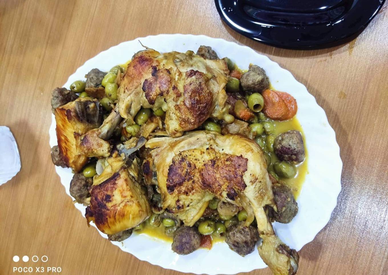 Tajine zitoun au poulet et boulette de viande et champignons