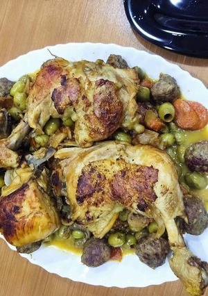 Une photo de Tajine zitoun au poulet et boulette de viande et champignons