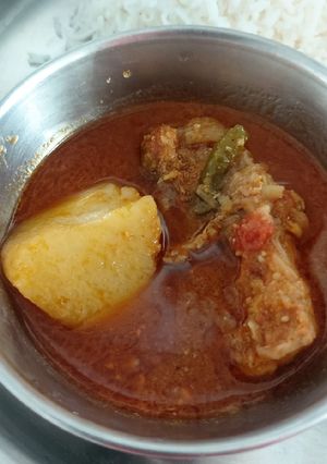 আলু চিকেনের ঝোল (aloo chickener jhol recipe in Bengali) রেসিপির প্রধান ছবি