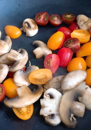 Hình của món Nấm Mỡ Xào Cà Chua Bi (Vegan).