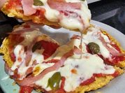 Una foto de topping pizza keto
