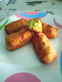 Una foto de Croquetas de bacalao, brócoli, gambas y cúrcuma