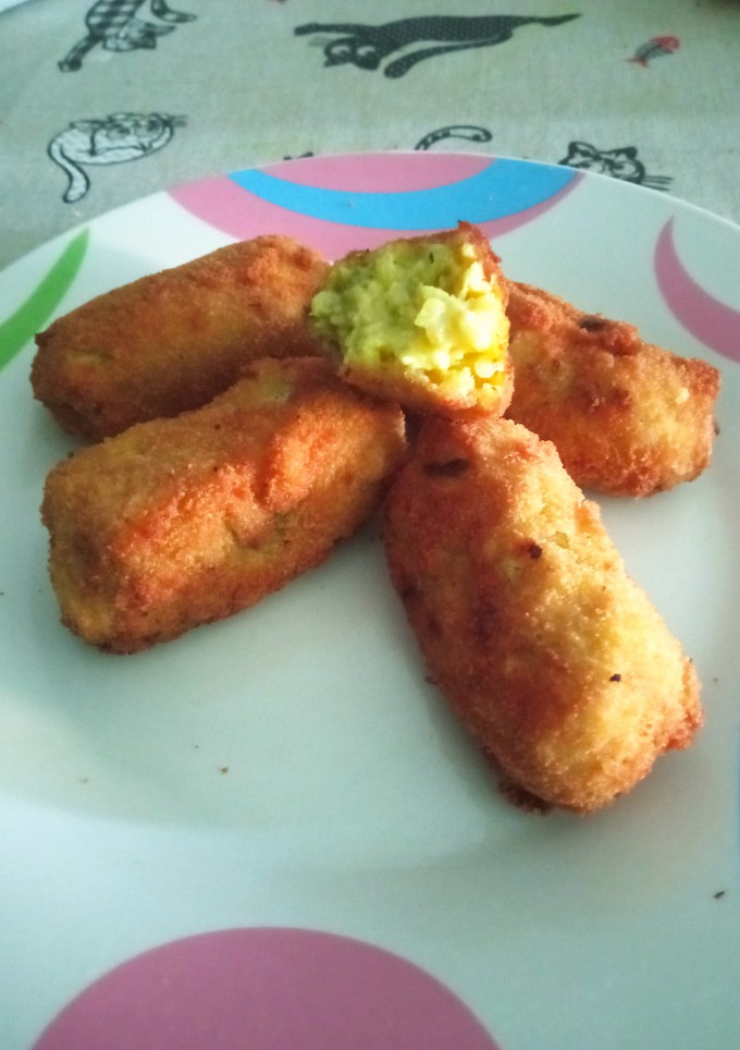Una foto de Croquetas de bacalao, brócoli, gambas y cúrcuma