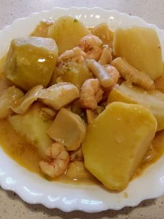 Una foto de Guiso de patatas con sepia y gambas
