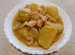 Foto principal de Guiso de patatas con sepia y gambas