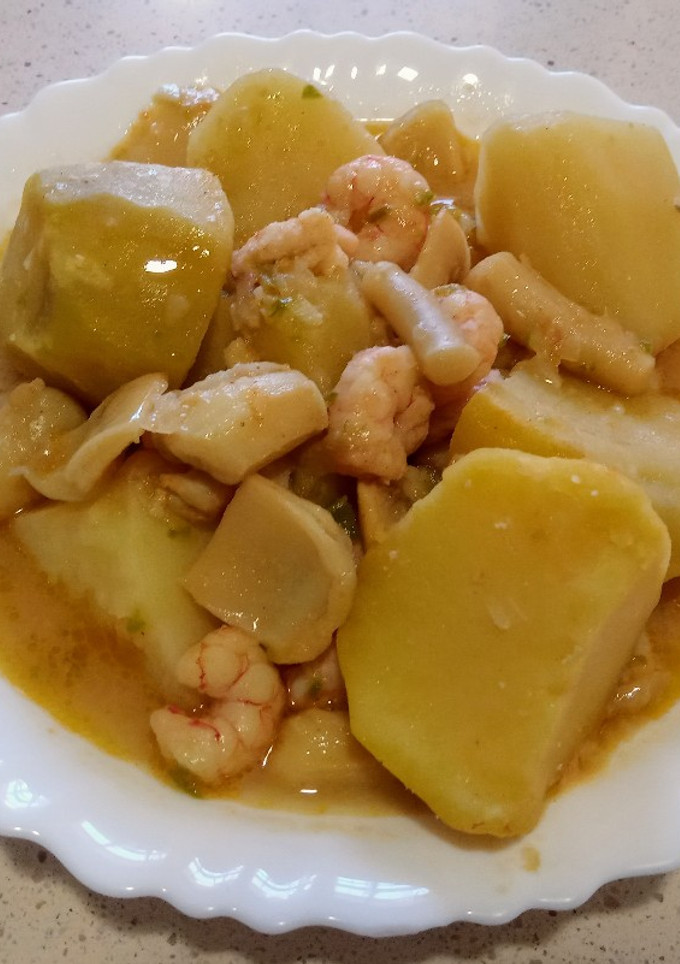 Una foto de Guiso de patatas con sepia y gambas