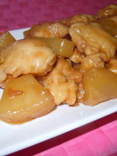Una foto de Pollo con piña estilo chino