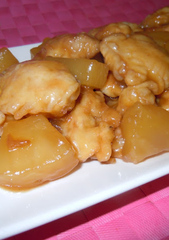 Una foto de Pollo con piña estilo chino