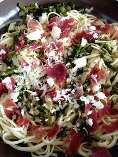 Una foto de Espaguetis con espárragos y jamón