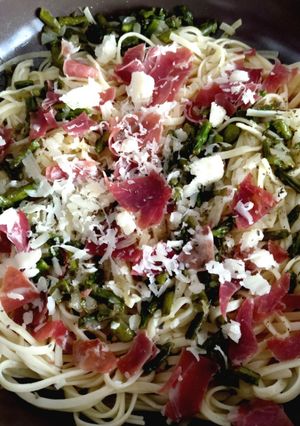 Foto principal de Espaguetis con espárragos y jamón