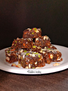 ખજૂર પાક (Khajoor Paak Recipe In Gujarati) રેસીપી મુખ્ય ફોટો