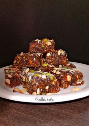 ખજૂર પાક (Khajoor Paak Recipe In Gujarati) રેસીપી મુખ્ય ફોટો