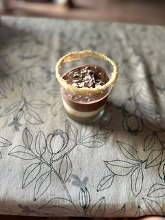 Una foto de Vasito de yogur con dos chocolates