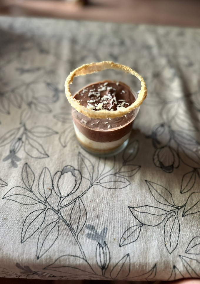 Una foto de Vasito de yogur con dos chocolates