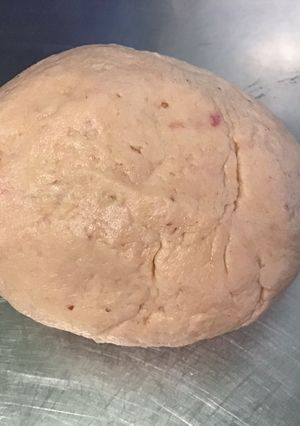 Une photo de Pâte brisée rose à la fraise, épeautre et lait concentré