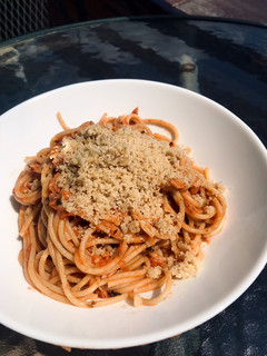 Una foto de Espaguetis integrales con atún y queso vegano 🌱🧀