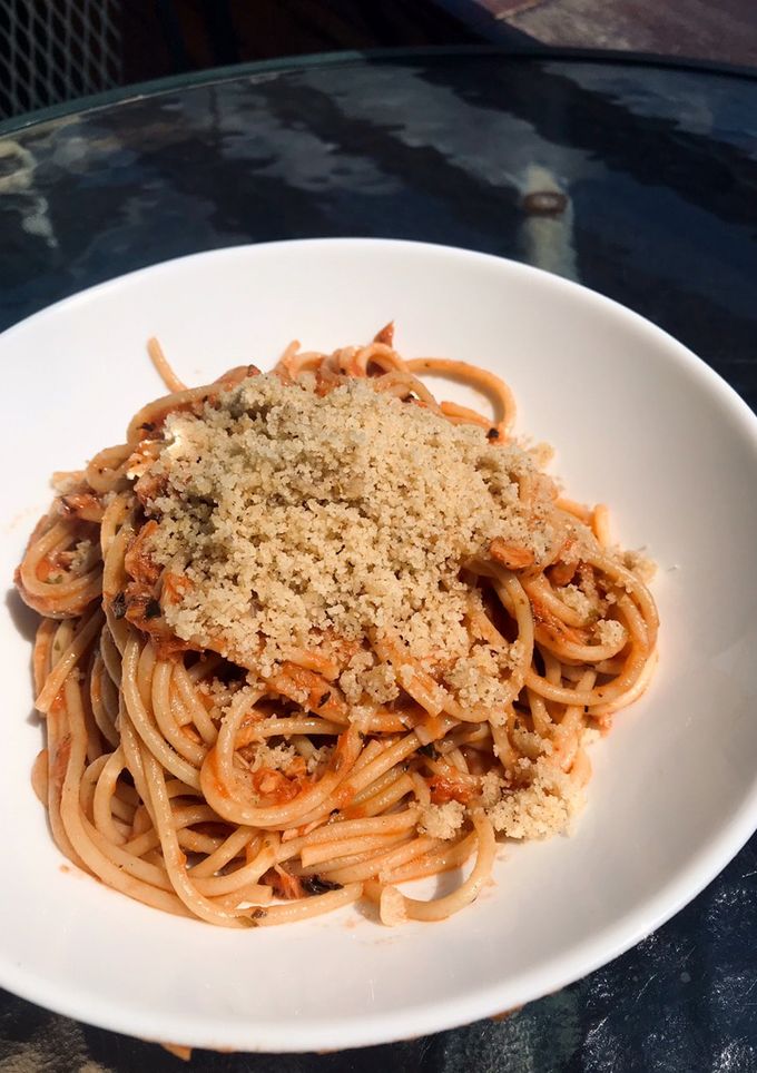 Una foto de Espaguetis integrales con atún y queso vegano 🌱🧀