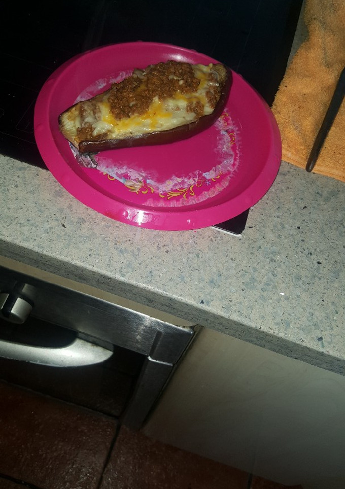 Una foto de Berenjena rellena de carne con verdura queso y bechamel