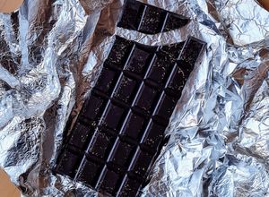 Una foto de Chocolate 90 % cacao, sin termómetro, como lo hacían las abuelas 🍫 Templado a la vieja usanza ♥