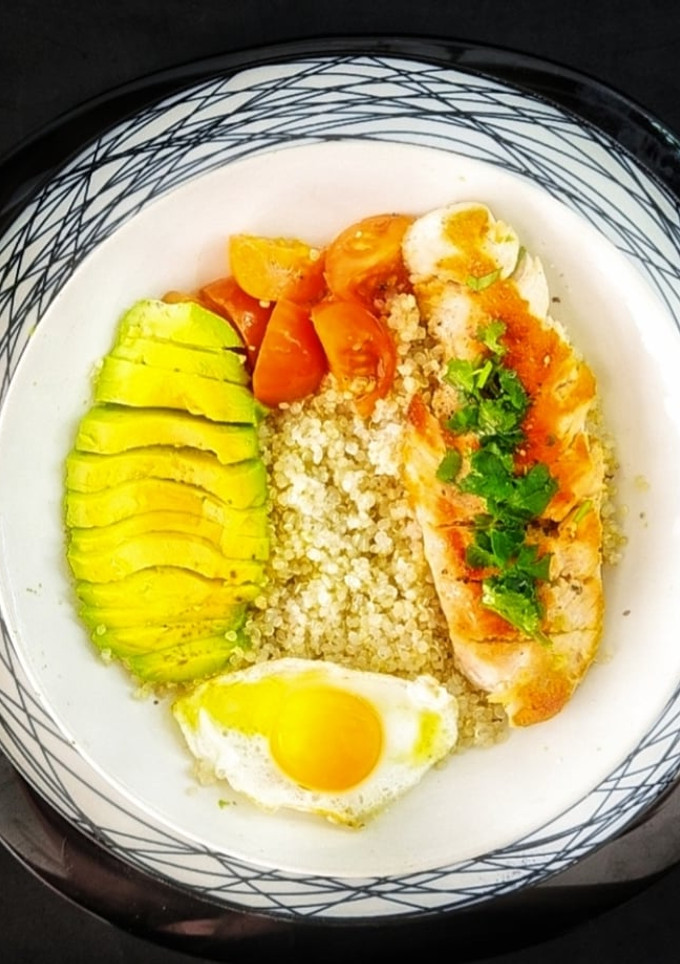 Una foto de Bowl de pavo grillado con quinoa
