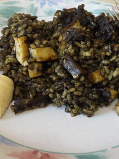 Una foto de Arroz negro con anillas de calamares y mayonesa de ajo
