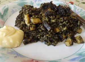 Foto principal de Arroz negro con anillas de calamares y mayonesa de ajo