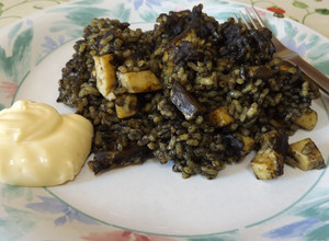 Foto principal de Arroz negro con anillas de calamares y mayonesa de ajo