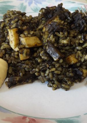 Foto principal de Arroz negro con anillas de calamares y mayonesa de ajo