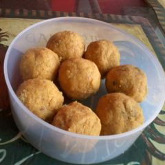 A picture of Besan ladoo.