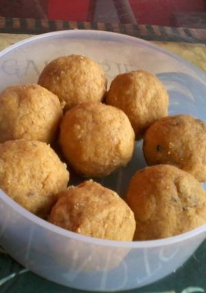 A picture of Besan ladoo.
