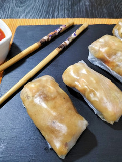 Una foto de Rollitos de langostino y puerro