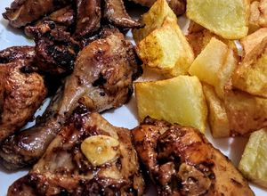 Una foto de CODORNIZ  sellada en Salsa Teriyaki y Miel-Mostaza al Ajillo..!😋
