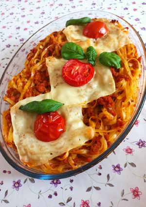 Sült lecsókrémes darált pulyka, laska tésztával, sajttal recept fotója
