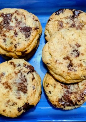 Φωτογραφία της συνταγής Μπισκότα - μπόμπα (cookies) με σοκολάτα ΧΩΡΙΣ μίξερ που διατηρούν το σχήμα τους ✨