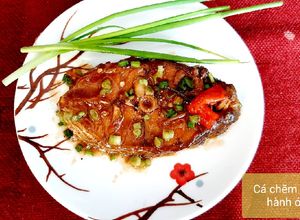 Hình của món Cá chẽm kho hành ớt.