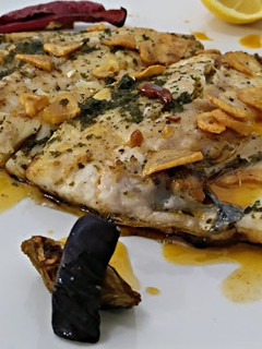 Una foto de Dorada a la espalda con verduritas asadas