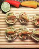 Canastas de plátano verde rellena de guacamole y camarones