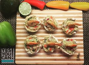 Una foto de Canastas de plátano verde rellena de guacamole y camarones
