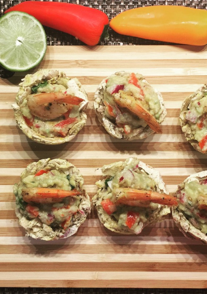 Una foto de Canastas de plátano verde rellena de guacamole y camarones