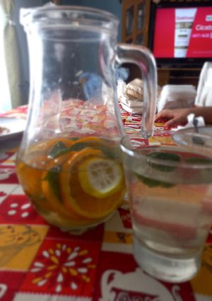 Una foto de Aguitas naturales de fruta