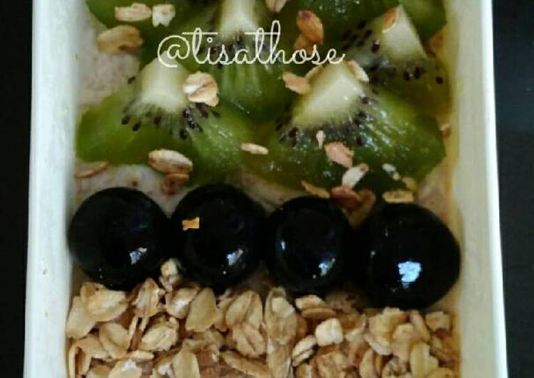 Bagaimana Membuat Overnight oats with kiwi, local grape, and granola yang Menggugah Selera